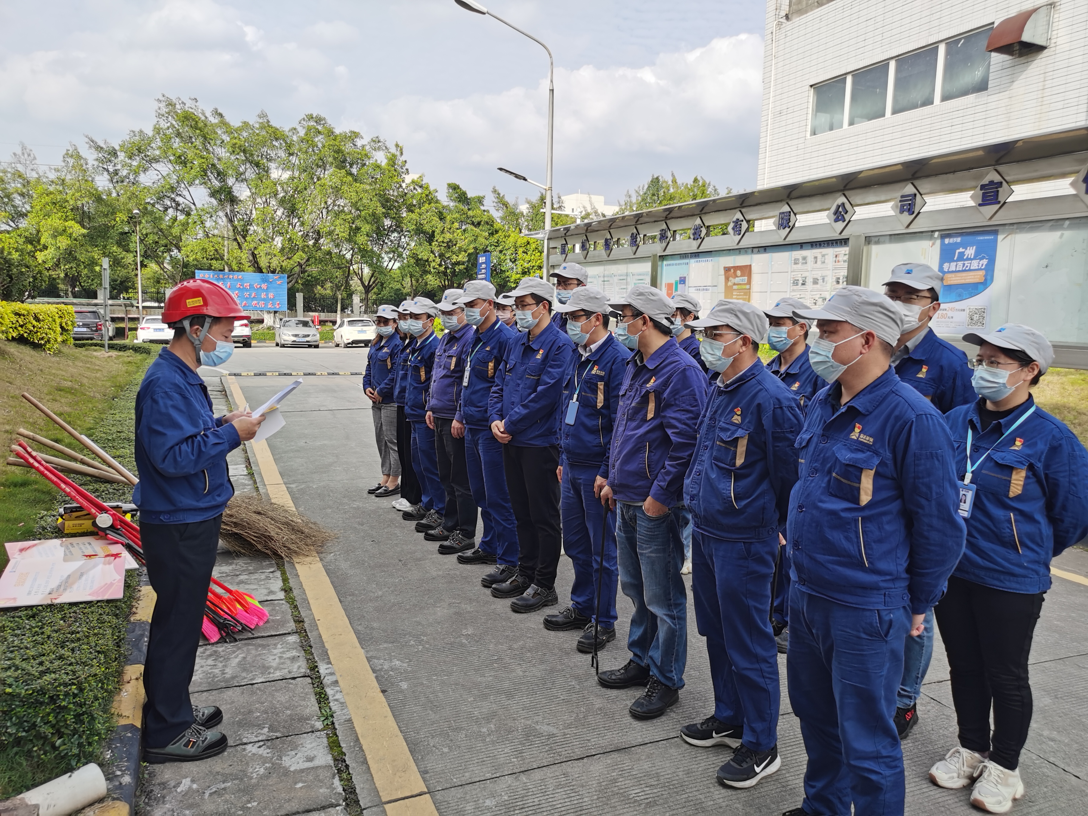 田園路聯(lián)合黨支部 開展美化清潔廠區(qū)衛(wèi)生清掃活動及黨員責任區(qū)授牌儀式